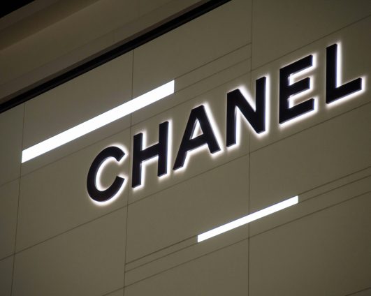 Семиотика роскоши для поколения Z: как Chanel адаптирует культурные коды люкса в цифровом контенте